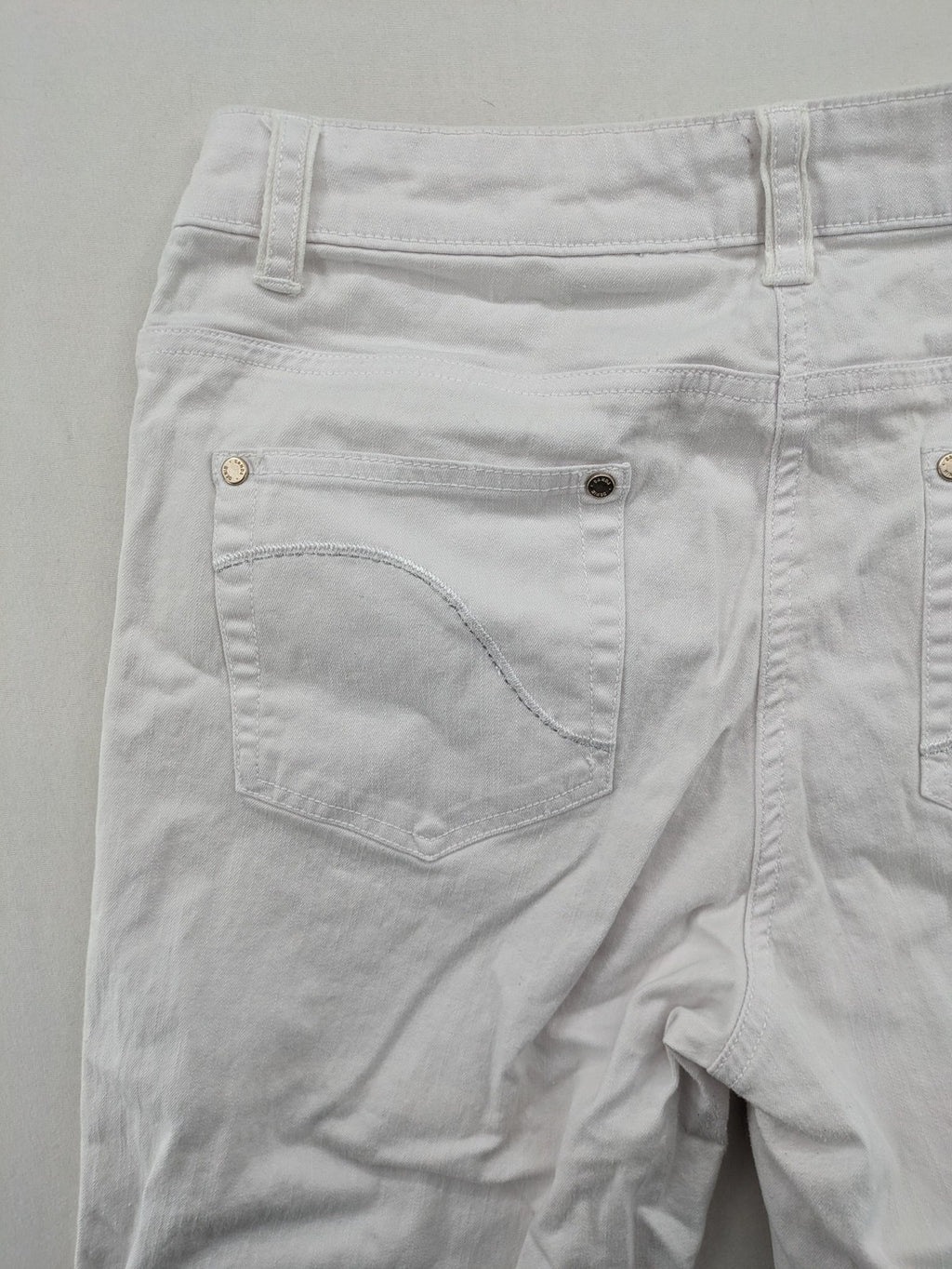 Canda white capri pants cotton-elastane blend with decorative zippers and stylish pockets.