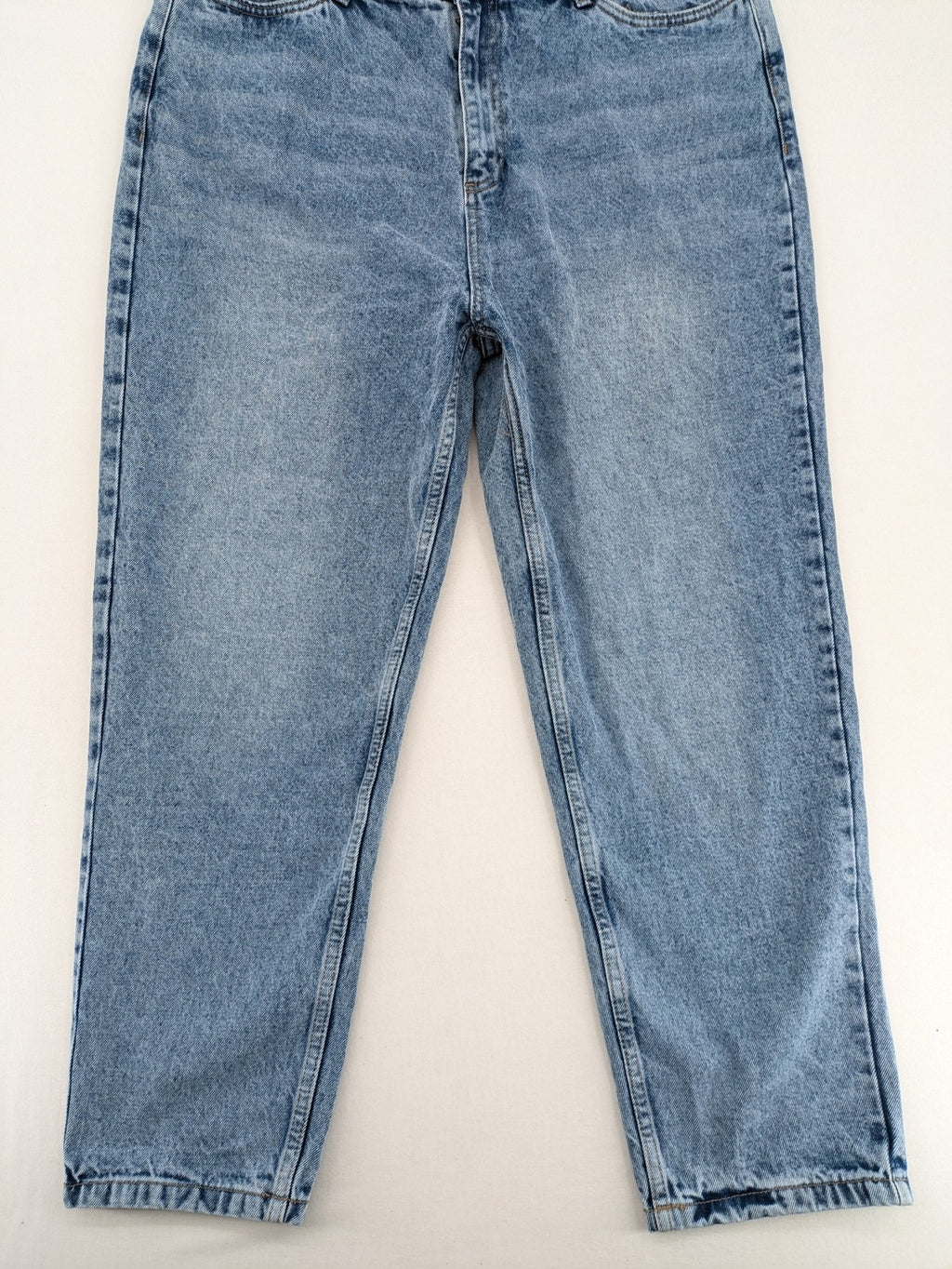 Janina blue mom jeans high-waist tapered leg with classic 5-pocket design.