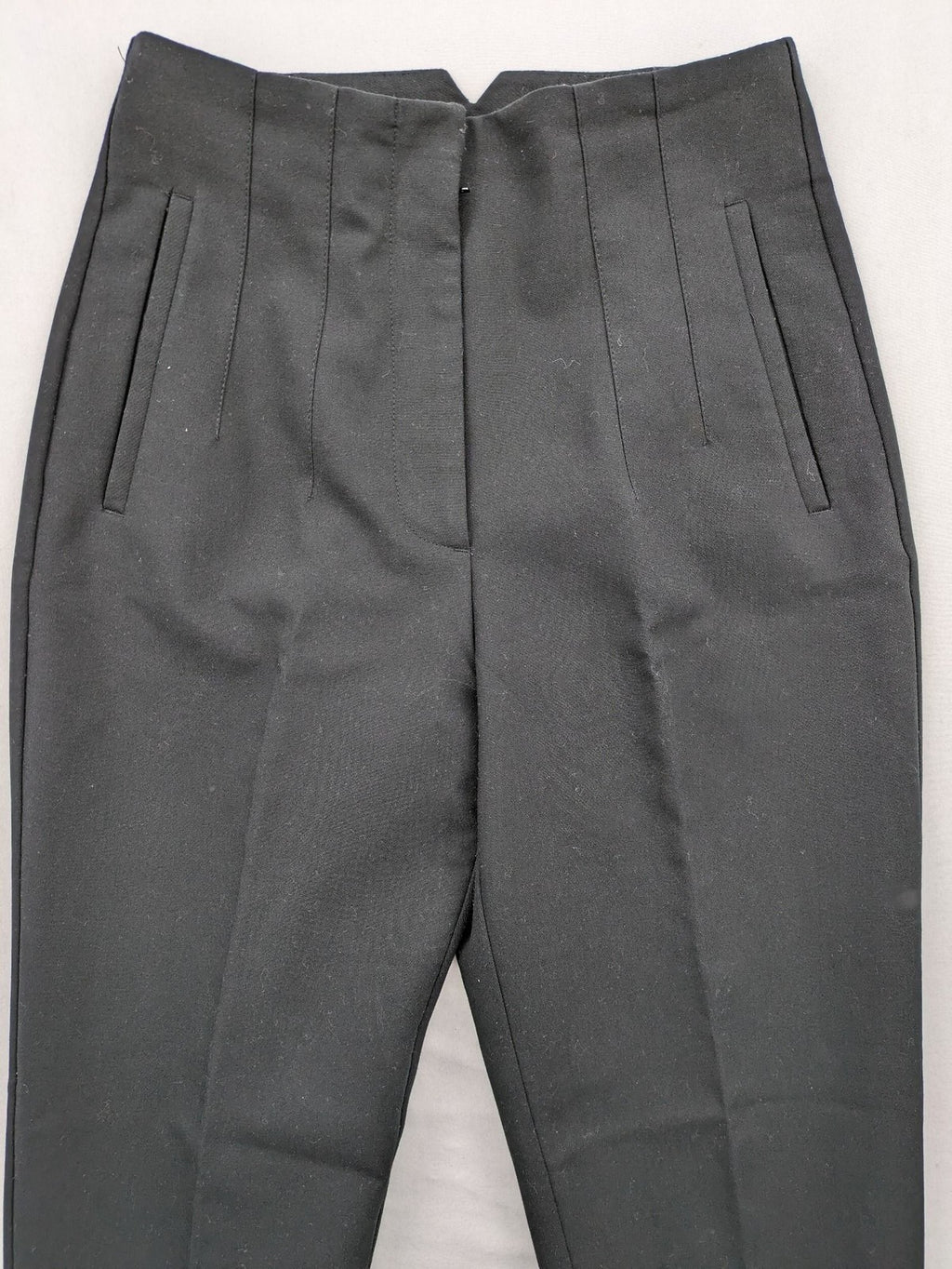 Zara black high-waist pants with concealed zipper, hook and button closure, elegant design.