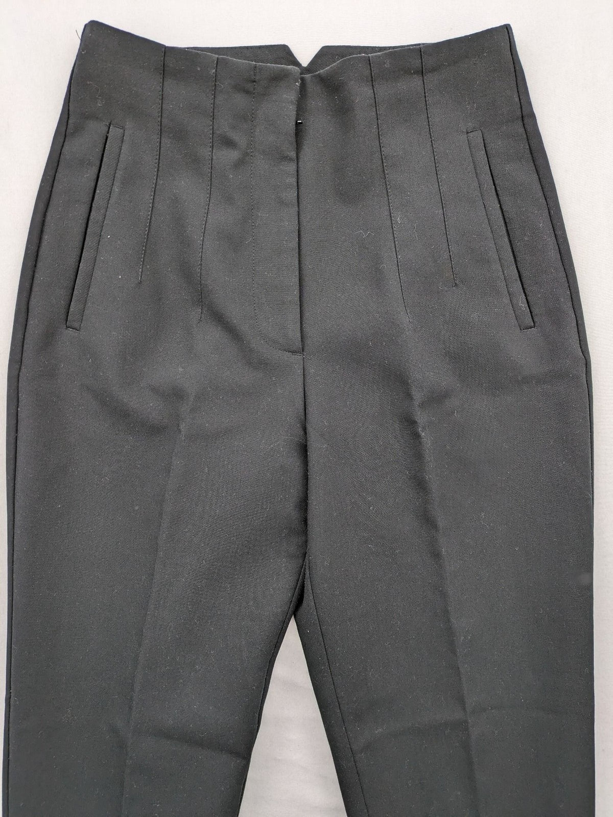 Zara black high-waist pants with concealed zipper, hook and button closure, elegant design.