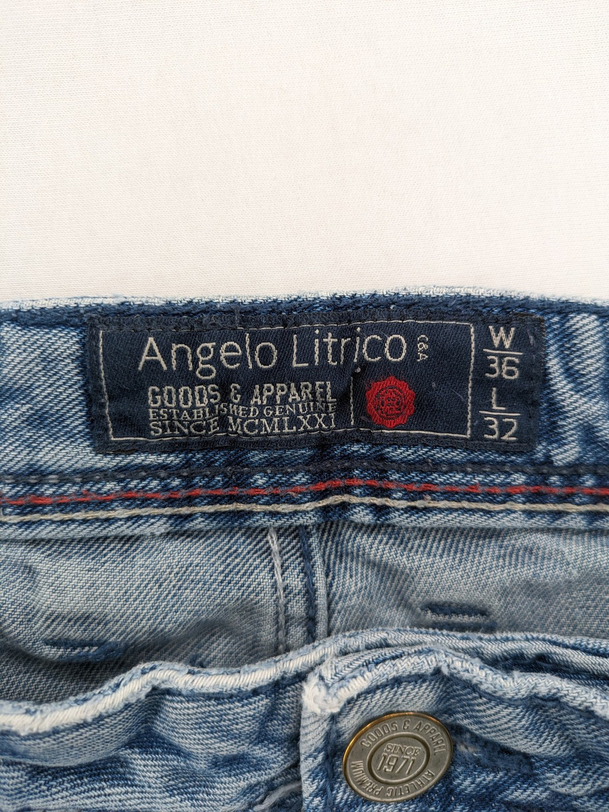 Angelo Litrico blue straight jeans with classic 5-pocket design and button closure.