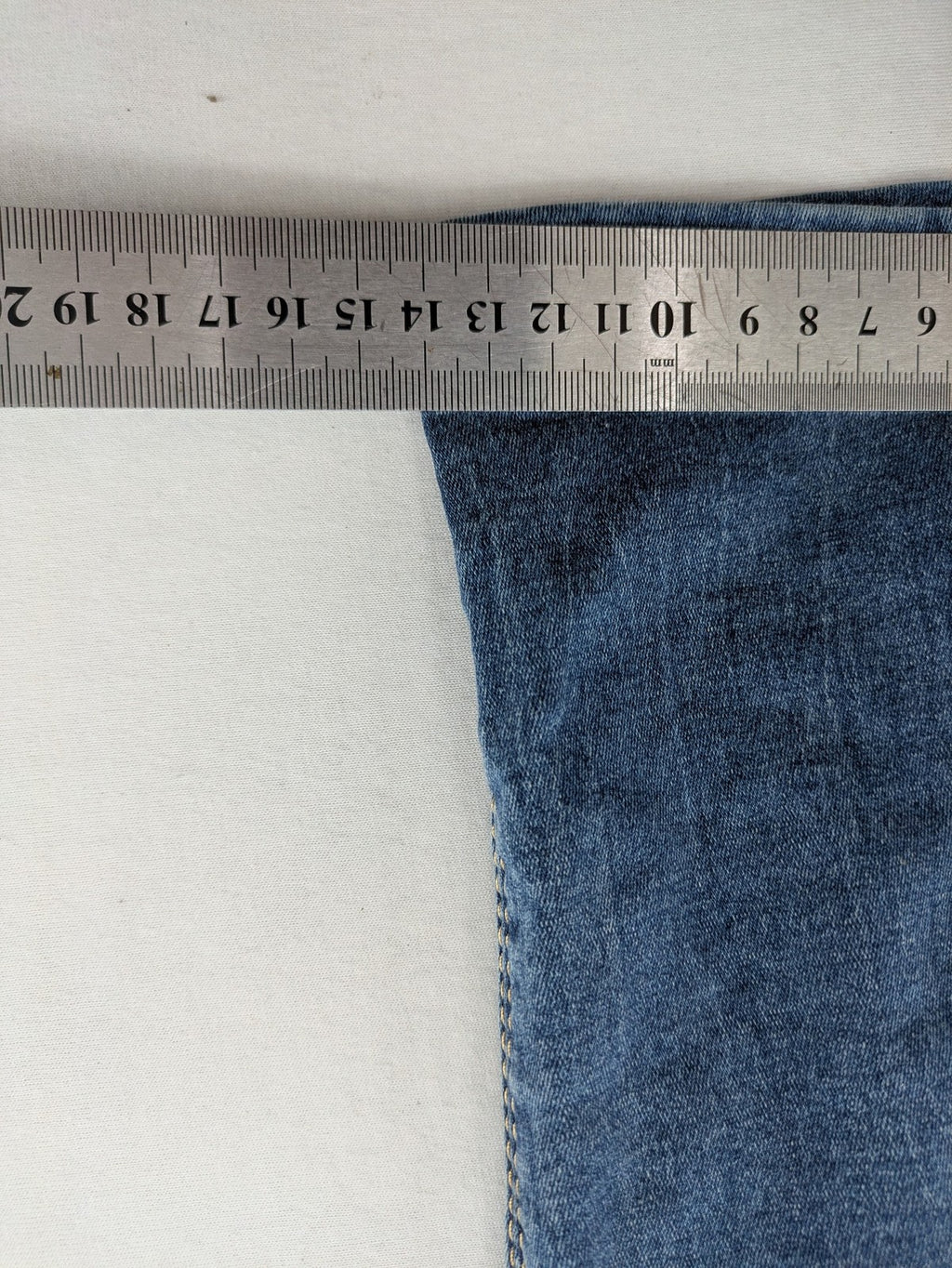 Damen blue straight jeans destroyed look with rhinestones and studs, low rise fit.