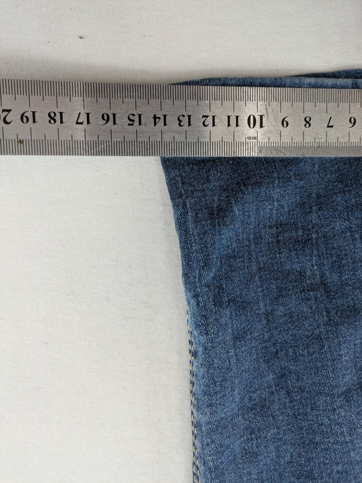Damen blue straight jeans destroyed look with rhinestones and studs, low rise fit.