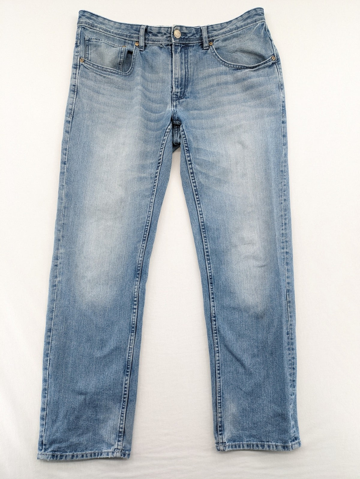 Angelo Litrico blue straight jeans with classic 5-pocket design and button closure.