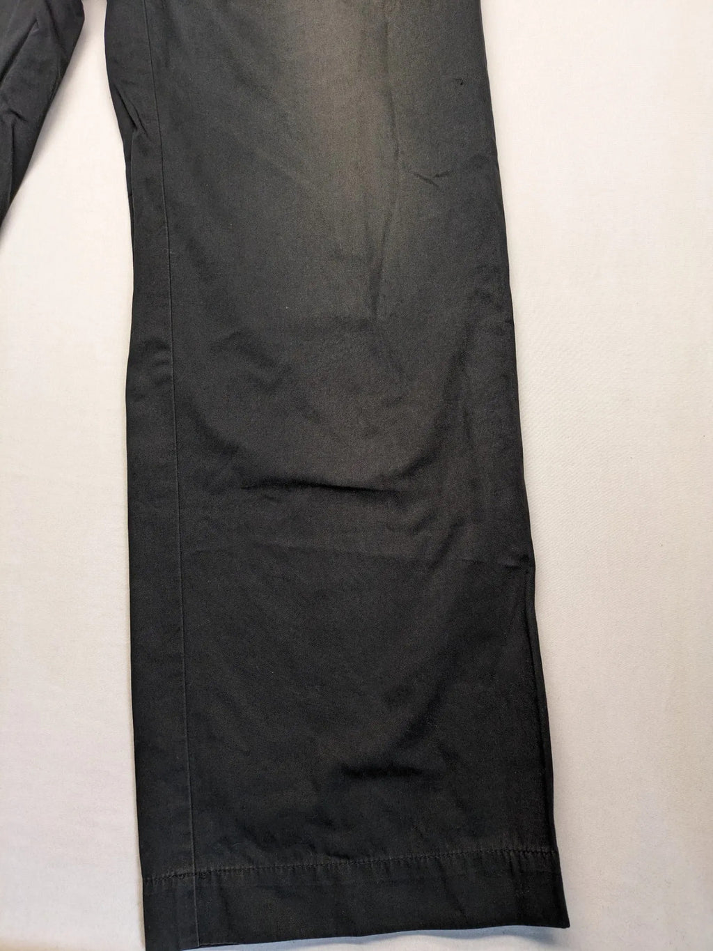 BOSS Hugo Boss grey chinos with button and zipper closure, classic design, 100% cotton.