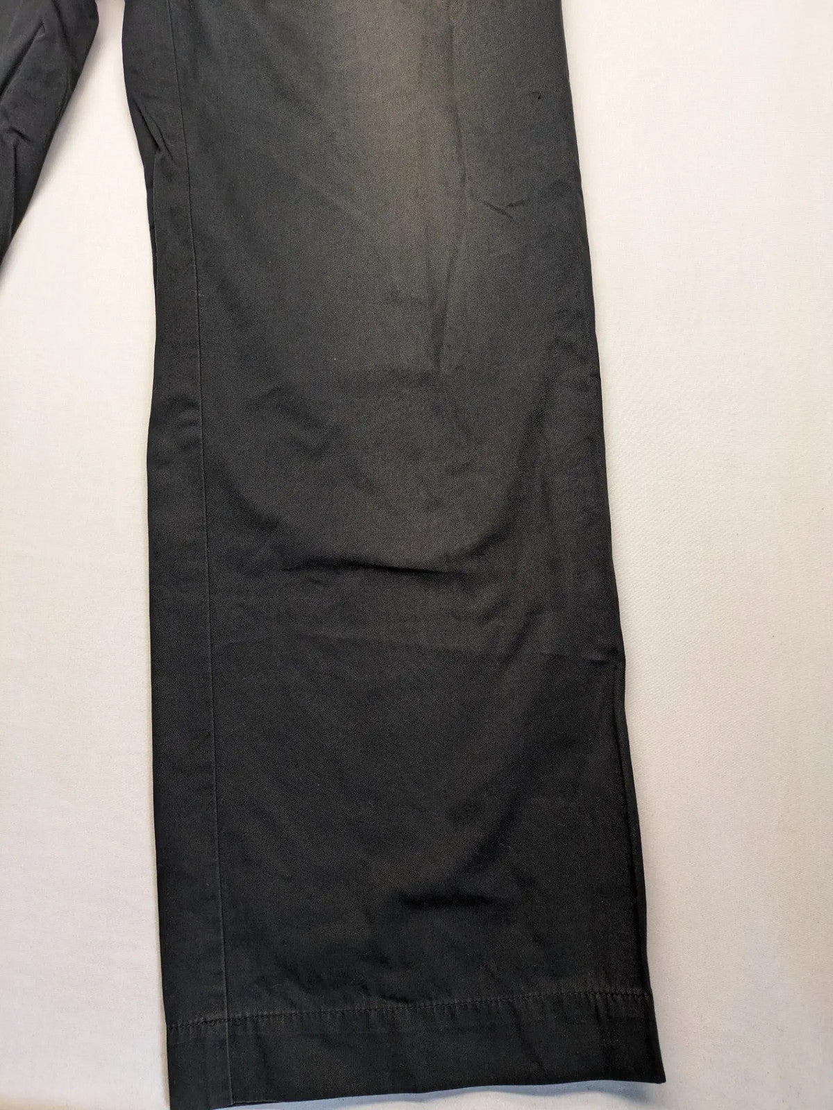 BOSS Hugo Boss grey chinos with button and zipper closure, classic design, 100% cotton.