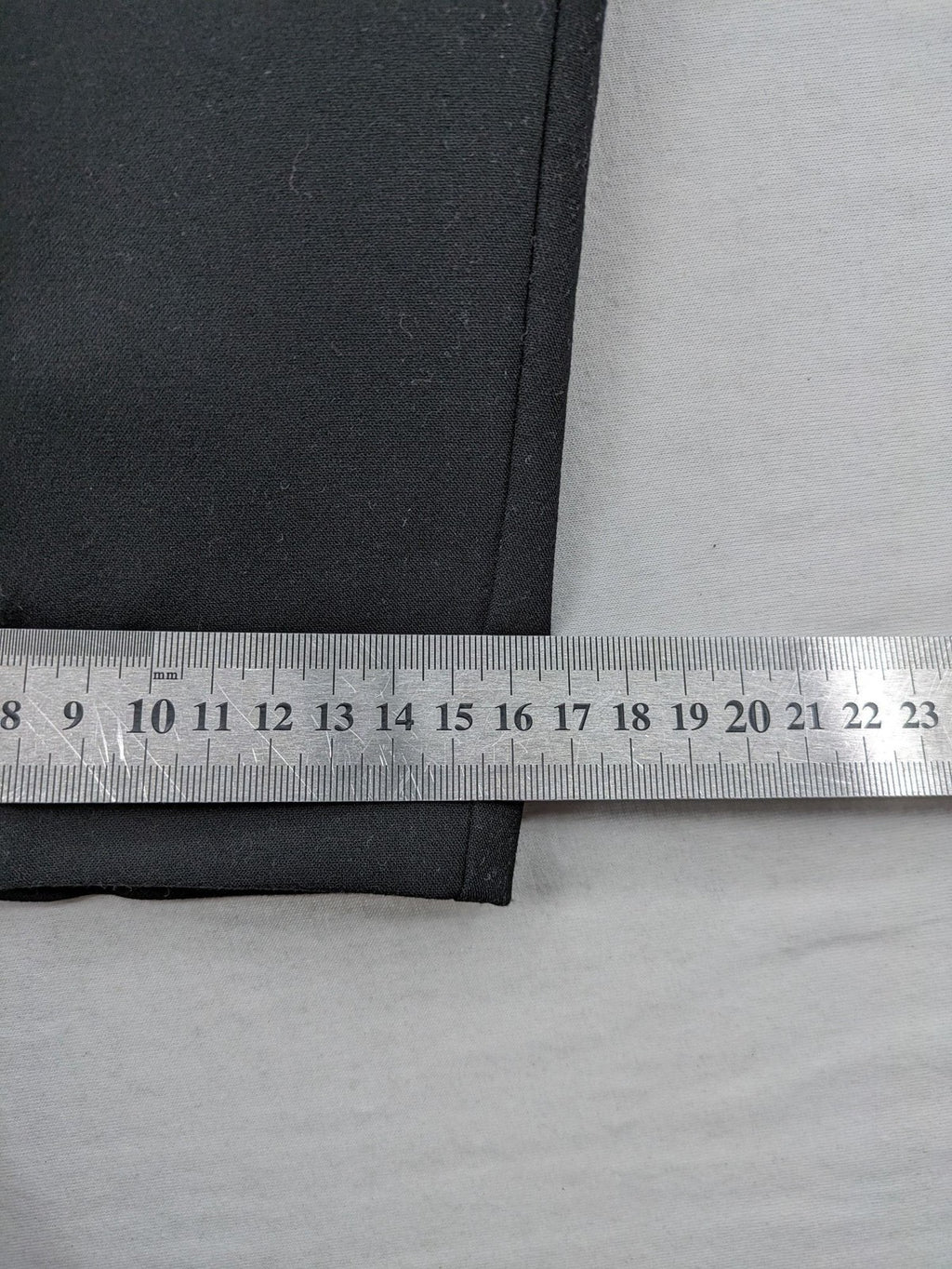 Zara black high-waist pants with concealed zipper, hook and button closure, elegant design.