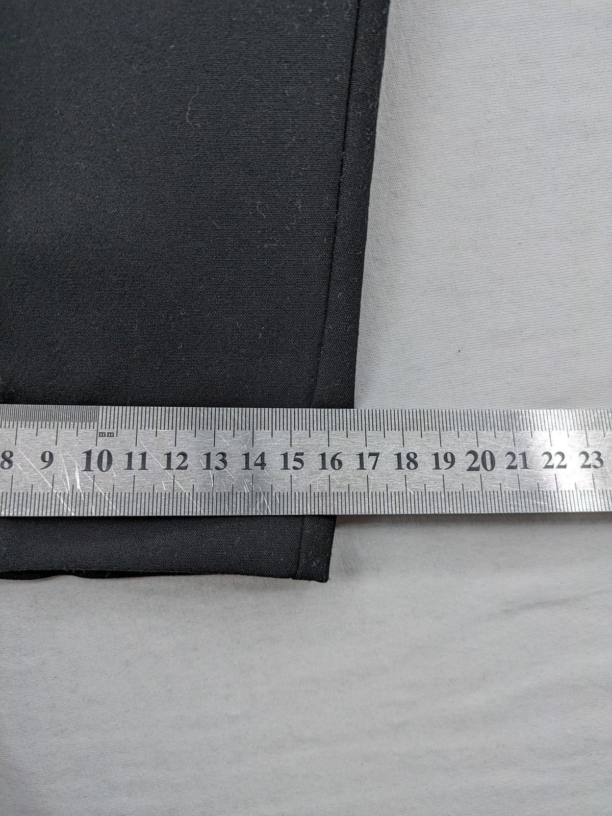Zara black high-waist pants with concealed zipper, hook and button closure, elegant design.