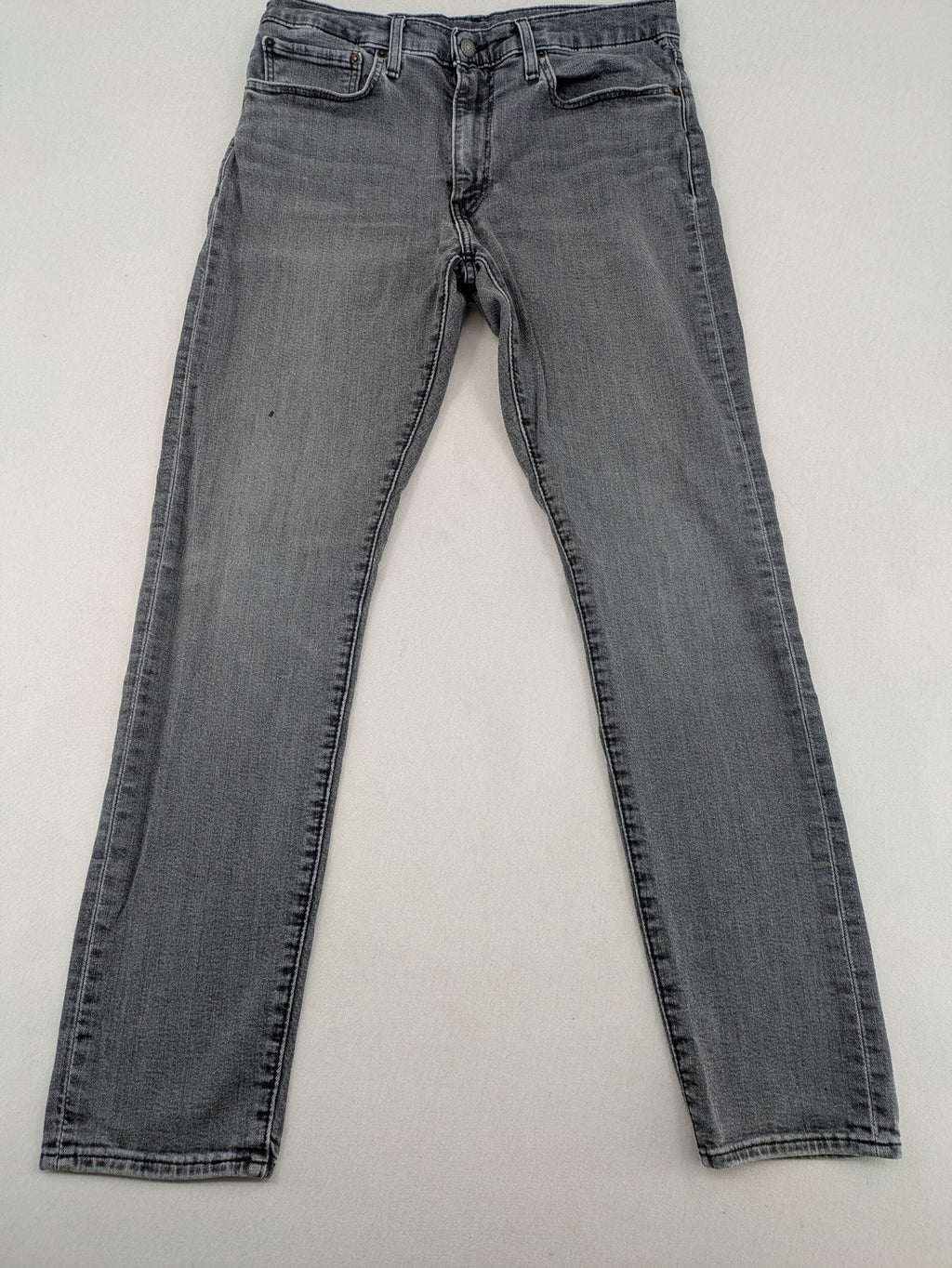 Levi's red straight jeans with classic 5-pocket design and slim taper fit.
