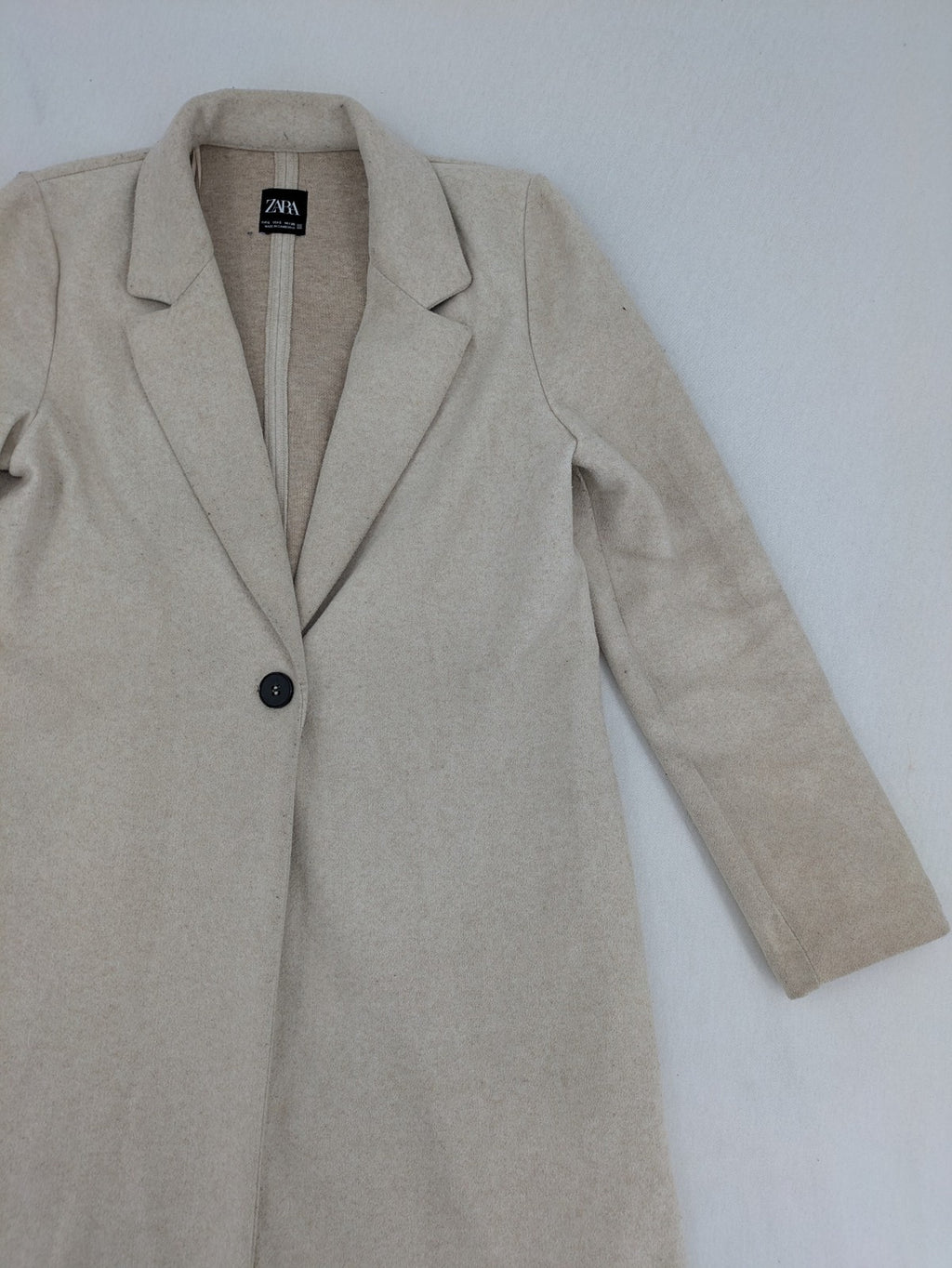 Zara beige coat single-breasted notch lapel classic design with two side pockets.