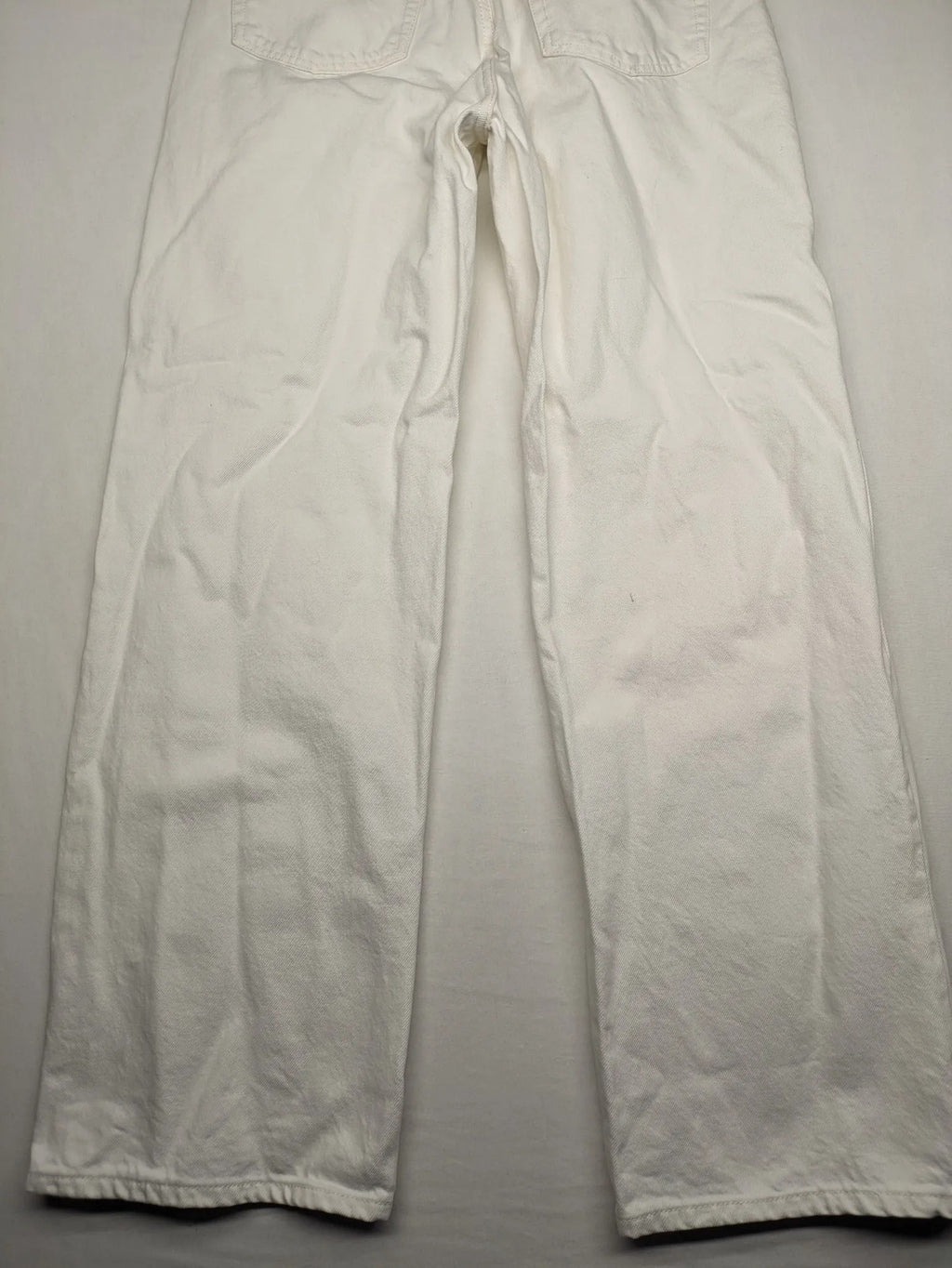 H&M white straight jeans high rise 5-pocket style made from 100% cotton.