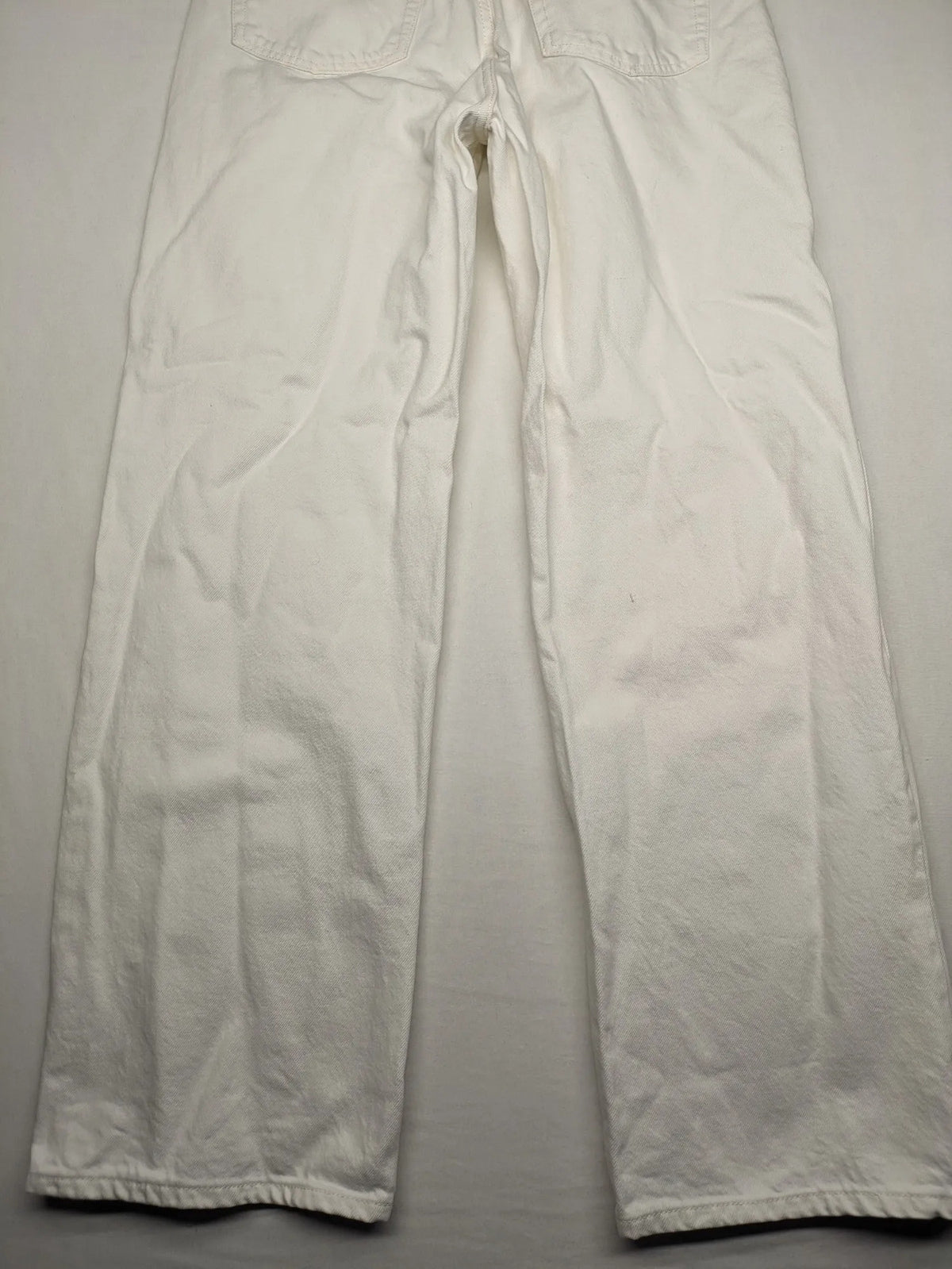 H&M white straight jeans high rise 5-pocket style made from 100% cotton.