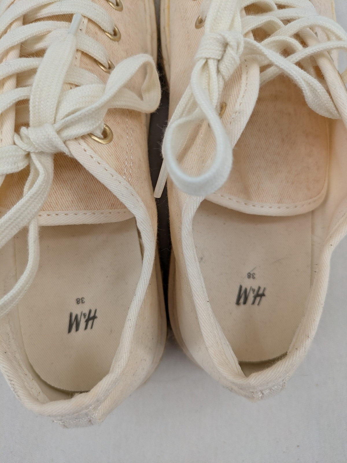 H&M beige espadrille sneakers with jute sole and cream canvas upper.