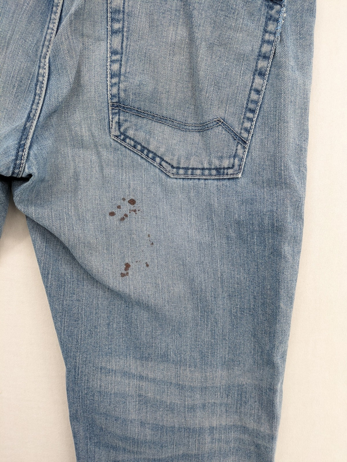 Angelo Litrico blue straight jeans with classic 5-pocket design and button closure.