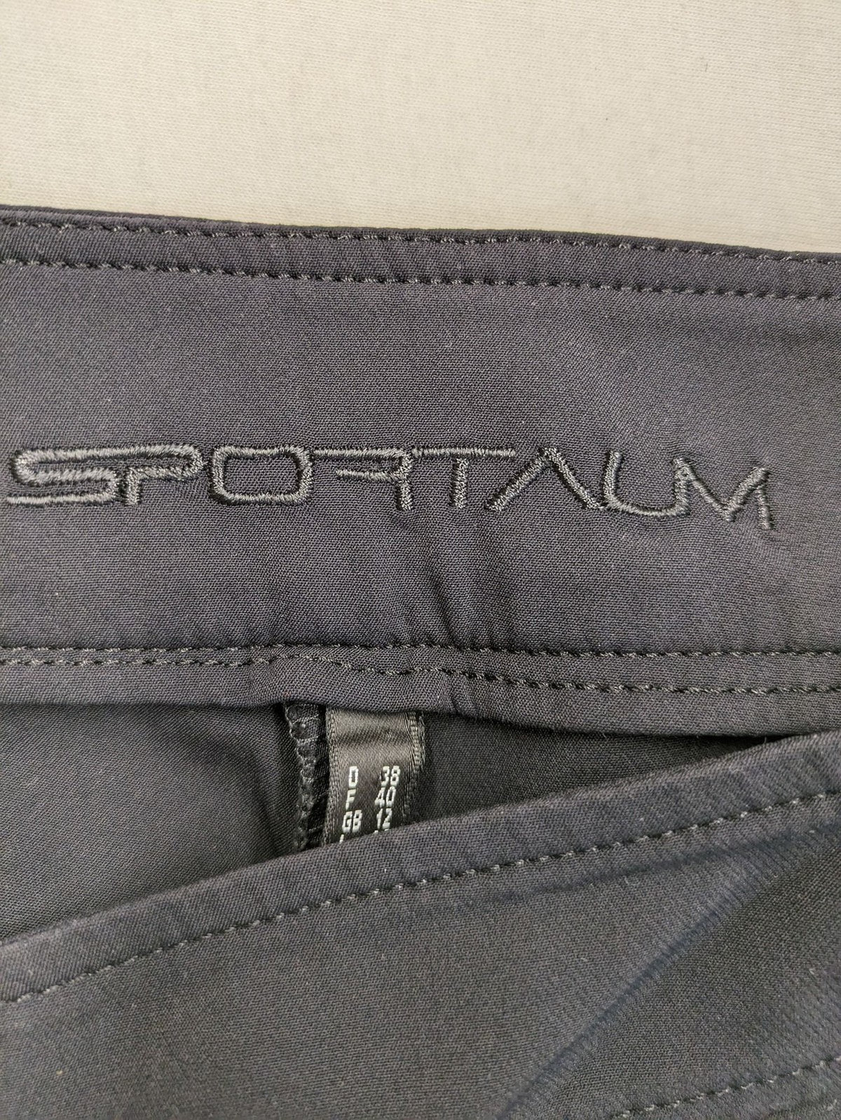 Sportalm Kitzbühel grey pants slim fit with embroidered back pockets and side zipper.
