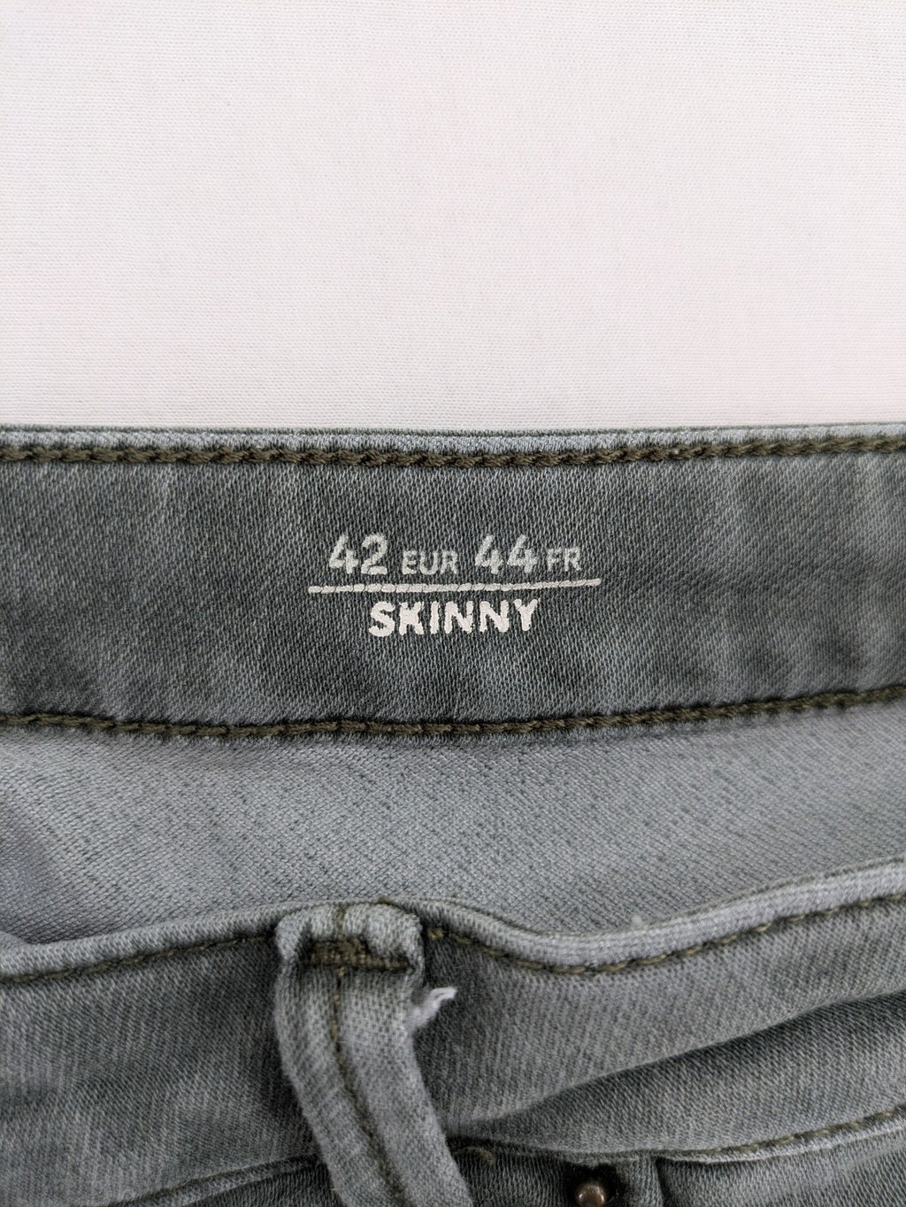 C&A grey skinny jeans with classic 5-pocket design and stretch cotton blend.