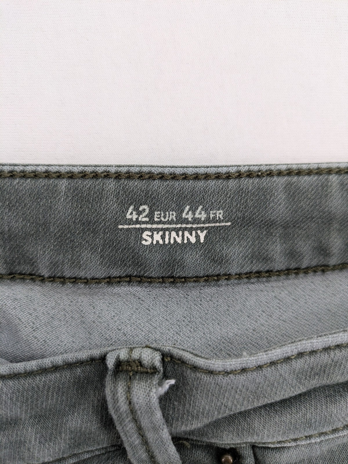 C&A grey skinny jeans with classic 5-pocket design and stretch cotton blend.