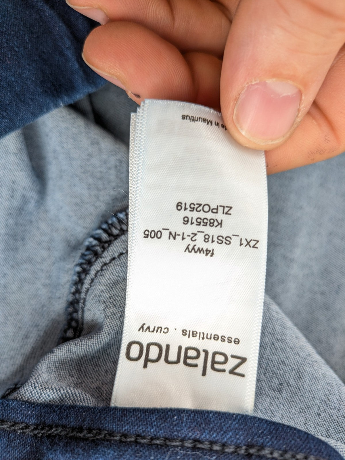 Zalando Essentials blue straight jeans with classic 5-pocket design and elastic waistband.