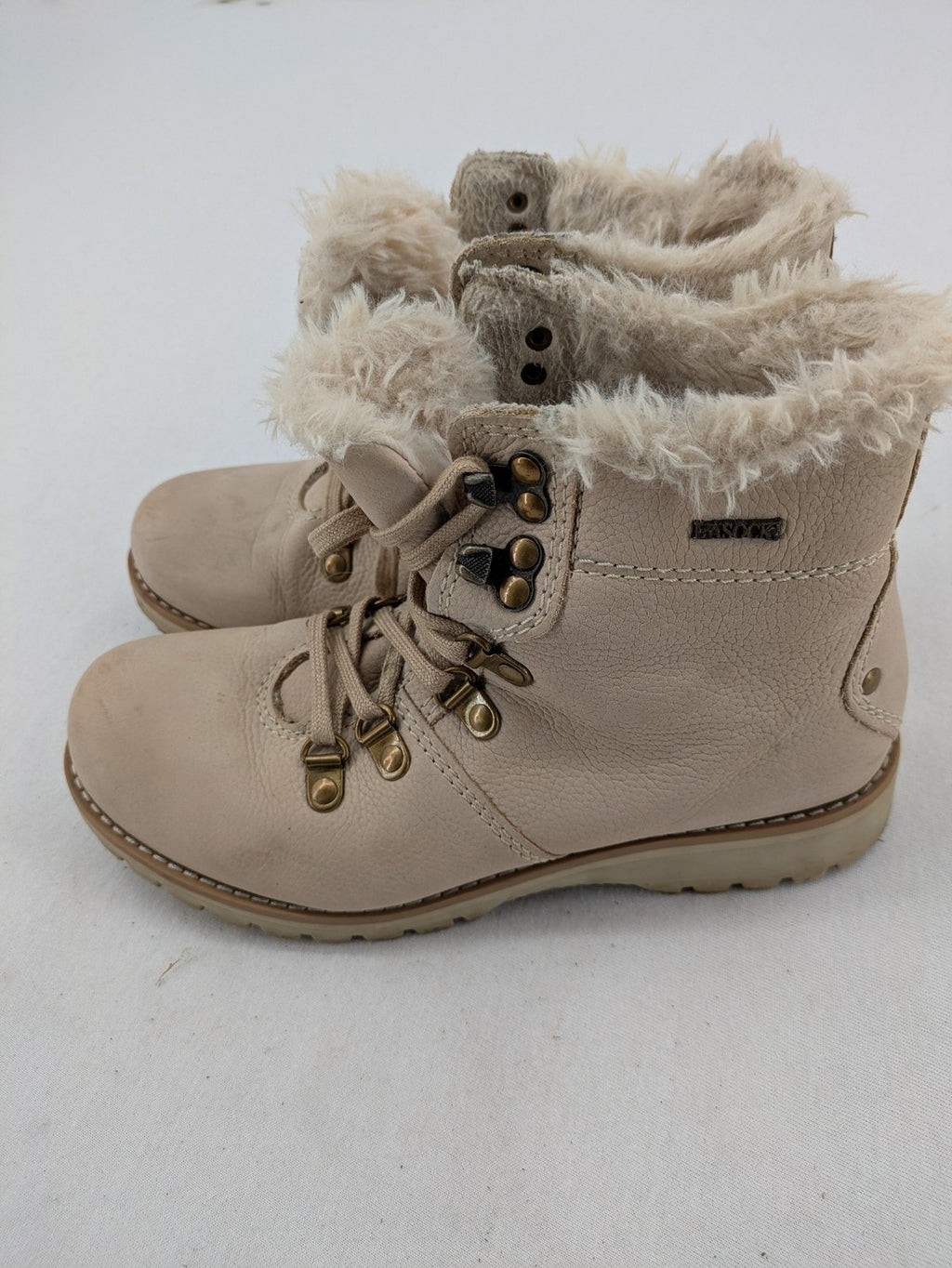 Lasocki beige winter boots size 36, warm faux fur lining, sturdy lace-up design.