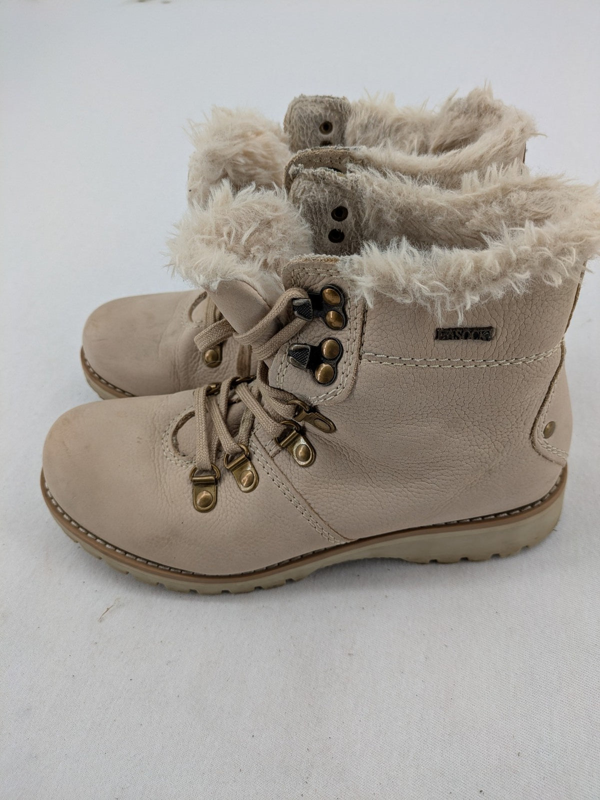 Lasocki beige winter boots size 36, warm faux fur lining, sturdy lace-up design.