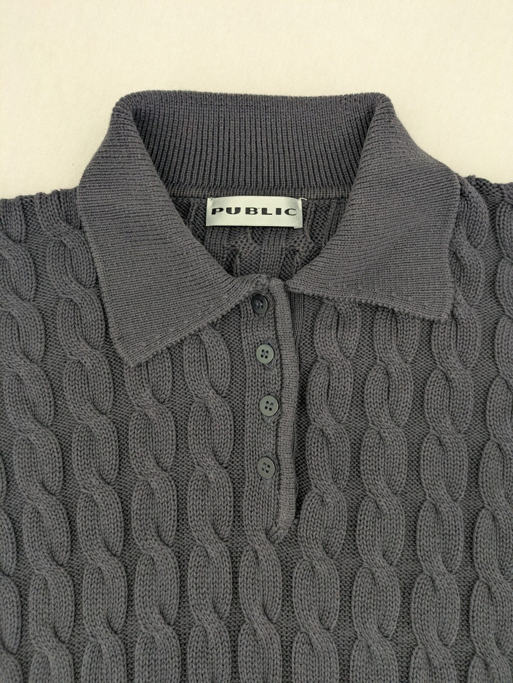 Baumwolle grey turtle neck jumper with cable knit pattern and 3-button collar.