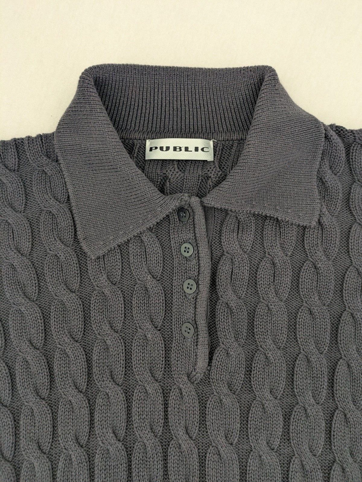 Baumwolle grey turtle neck jumper with cable knit pattern and 3-button collar.