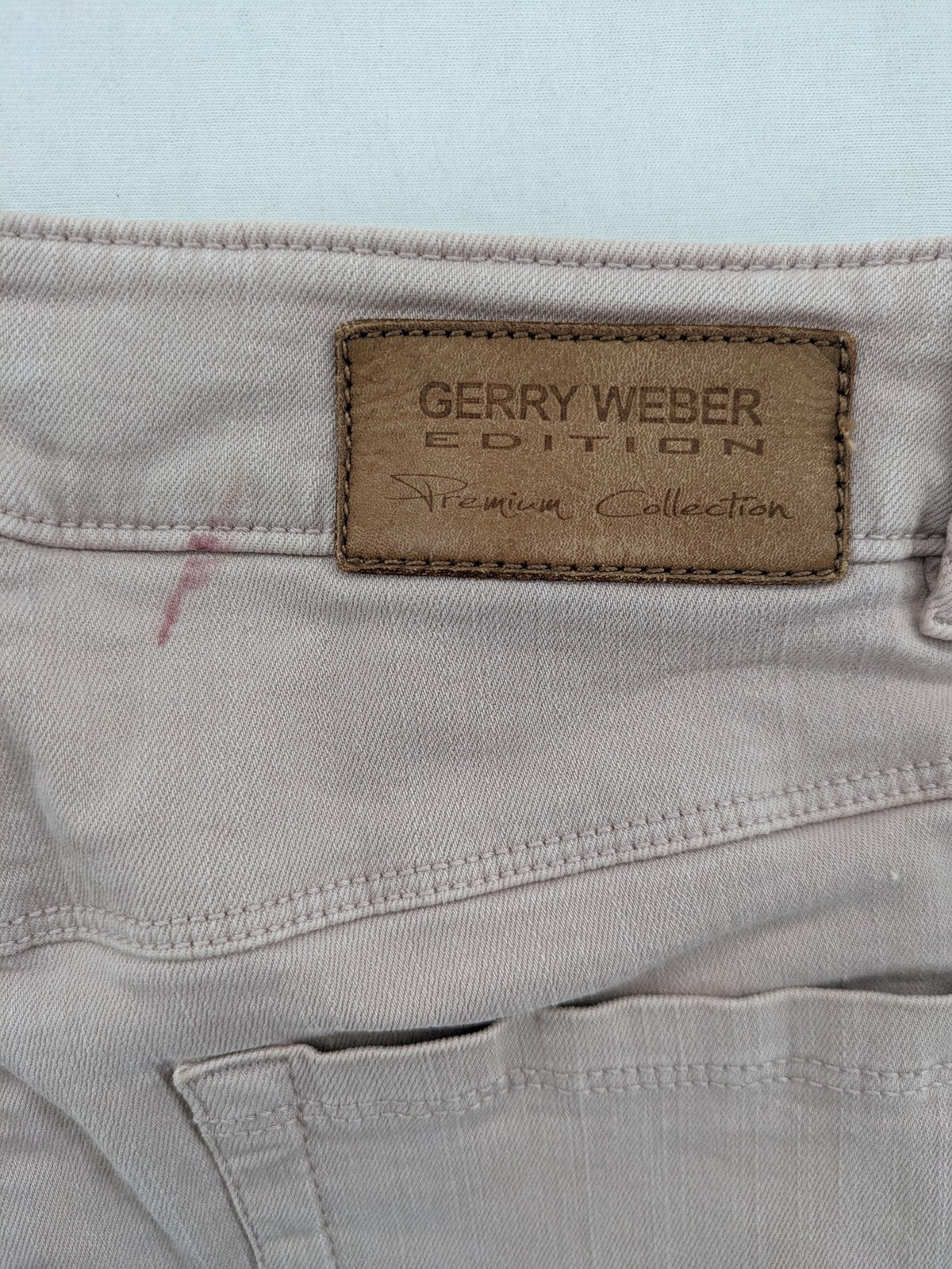 Gerry Weber pink straight jeans classic 5-pocket style with zipper and button closure.