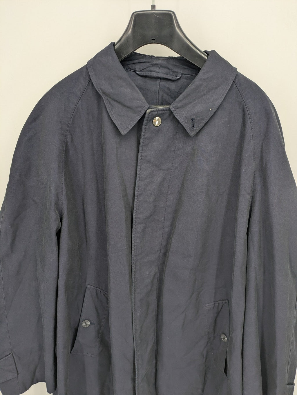 Freic navy trench coat single-breasted design with elegant collar and buttoned flap pockets.