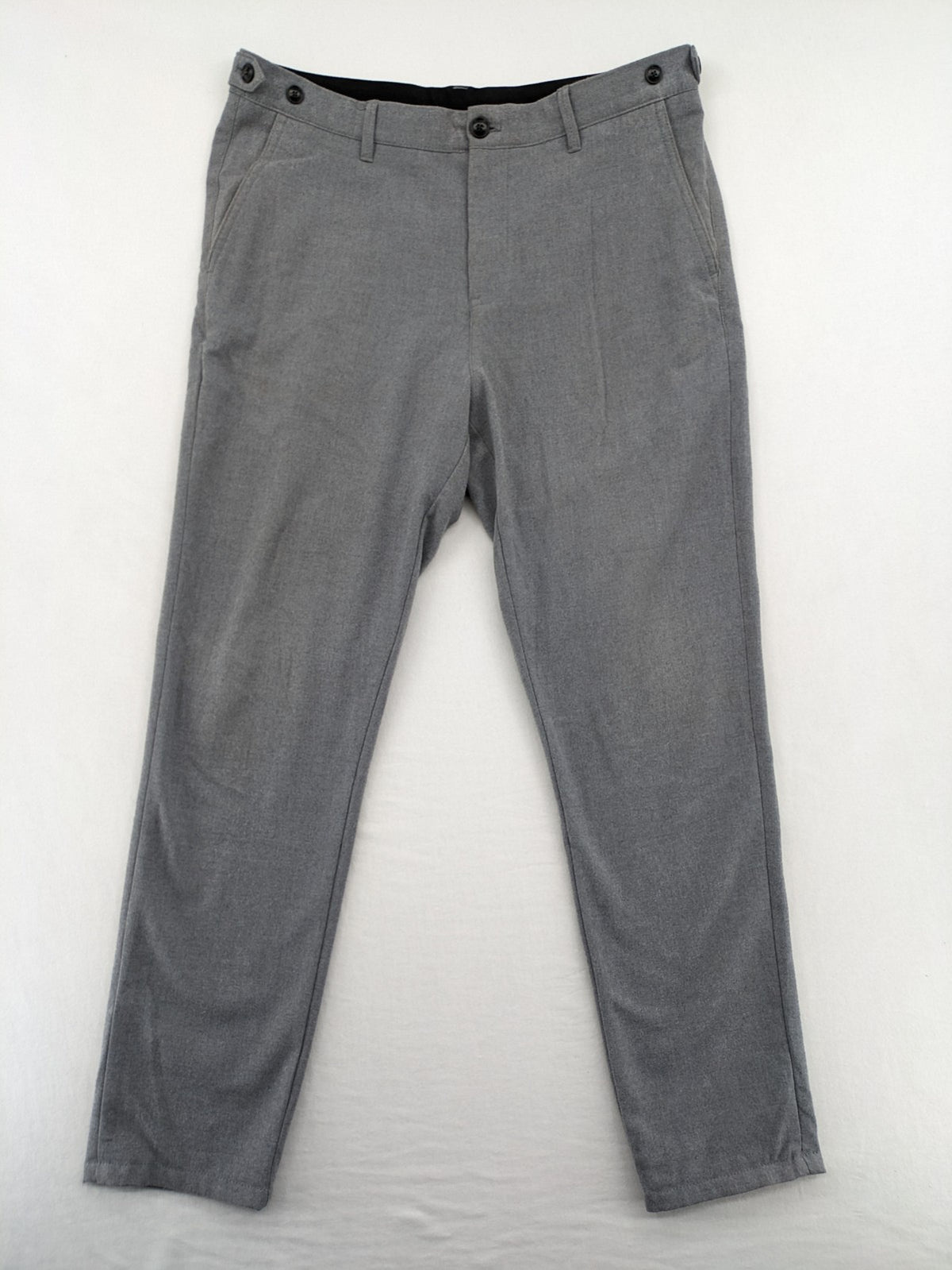 Zara pink pants with button and zipper closure, featuring side pockets and elegant design.