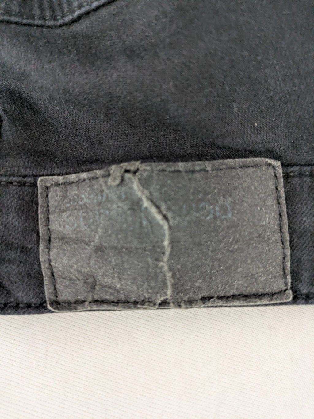 Ginatricot black skinny fit jeans with classic 5-pocket design and button closure.