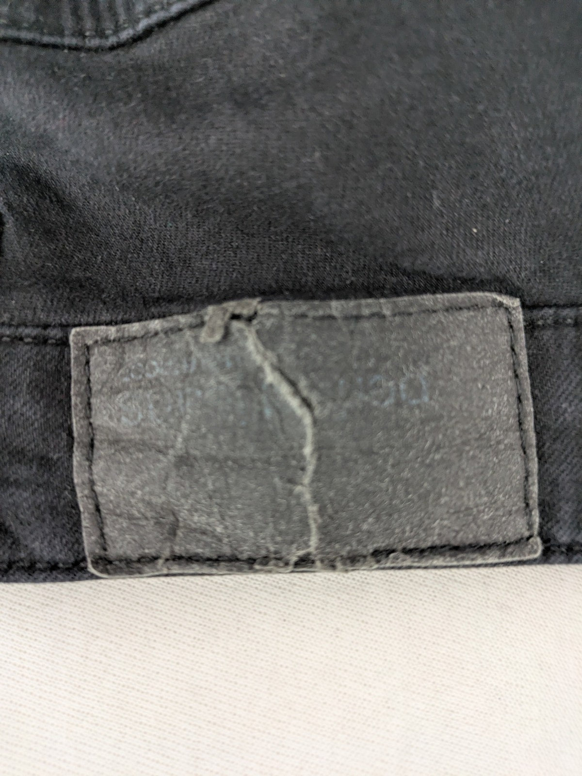 Ginatricot black skinny fit jeans with classic 5-pocket design and button closure.
