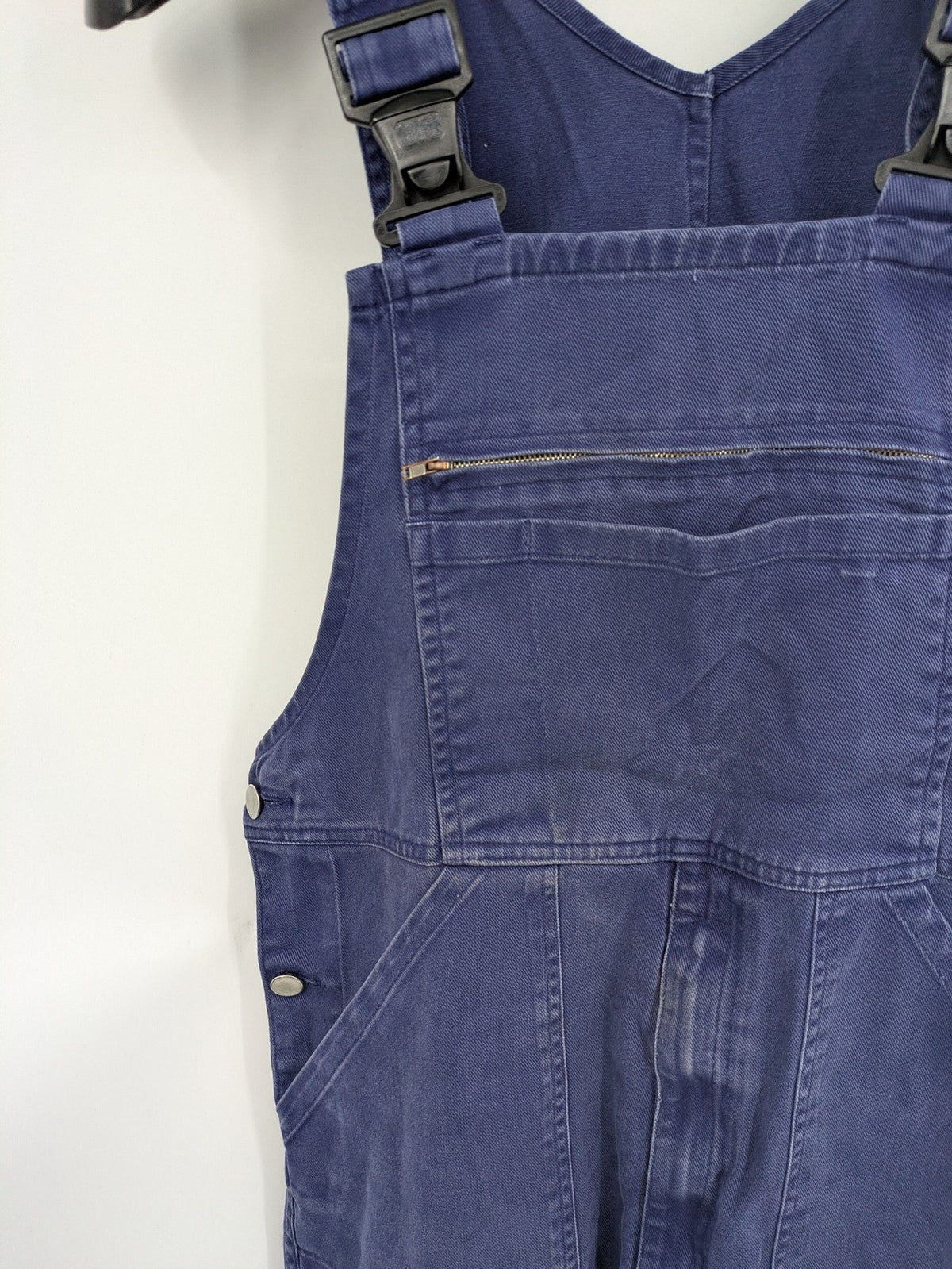Baumwolle navy pants adjustable straps, zipper chest pocket, durable cotton material.