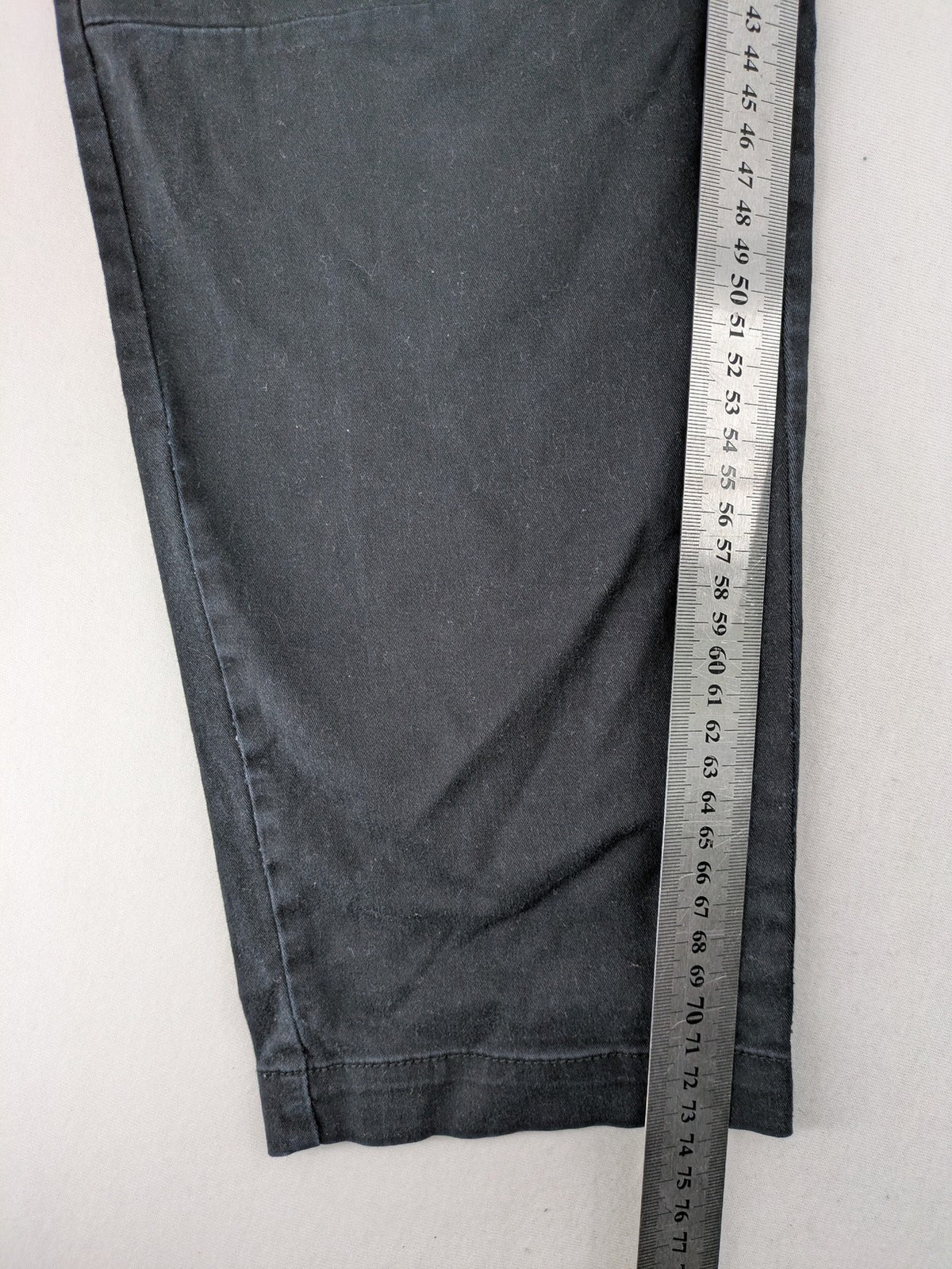 4F black cargo pants with reinforced knees, made from cotton-stretch material.
