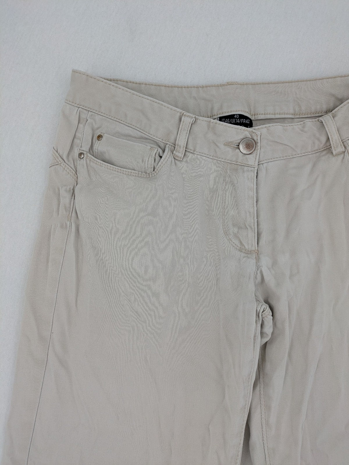 Flame beige chino pants with straight leg and classic button closure.