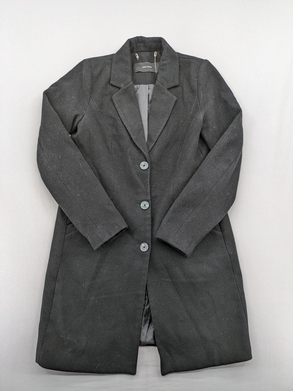 Vero Moda grey coat with classic lapel collar and button front, featuring two front pockets.