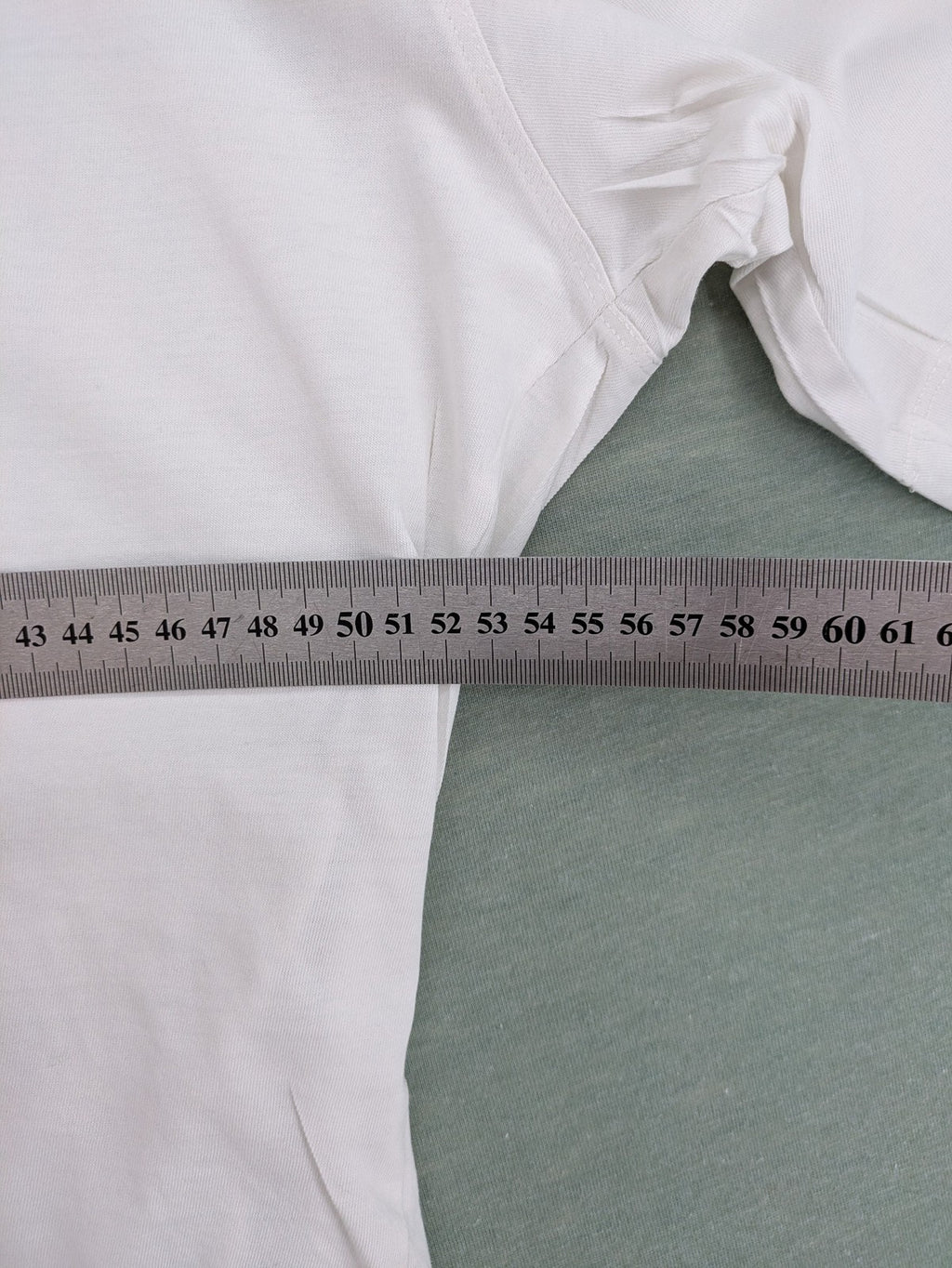 Hajo white short-sleeve t-shirt with subtle logo embroidery and side slits.