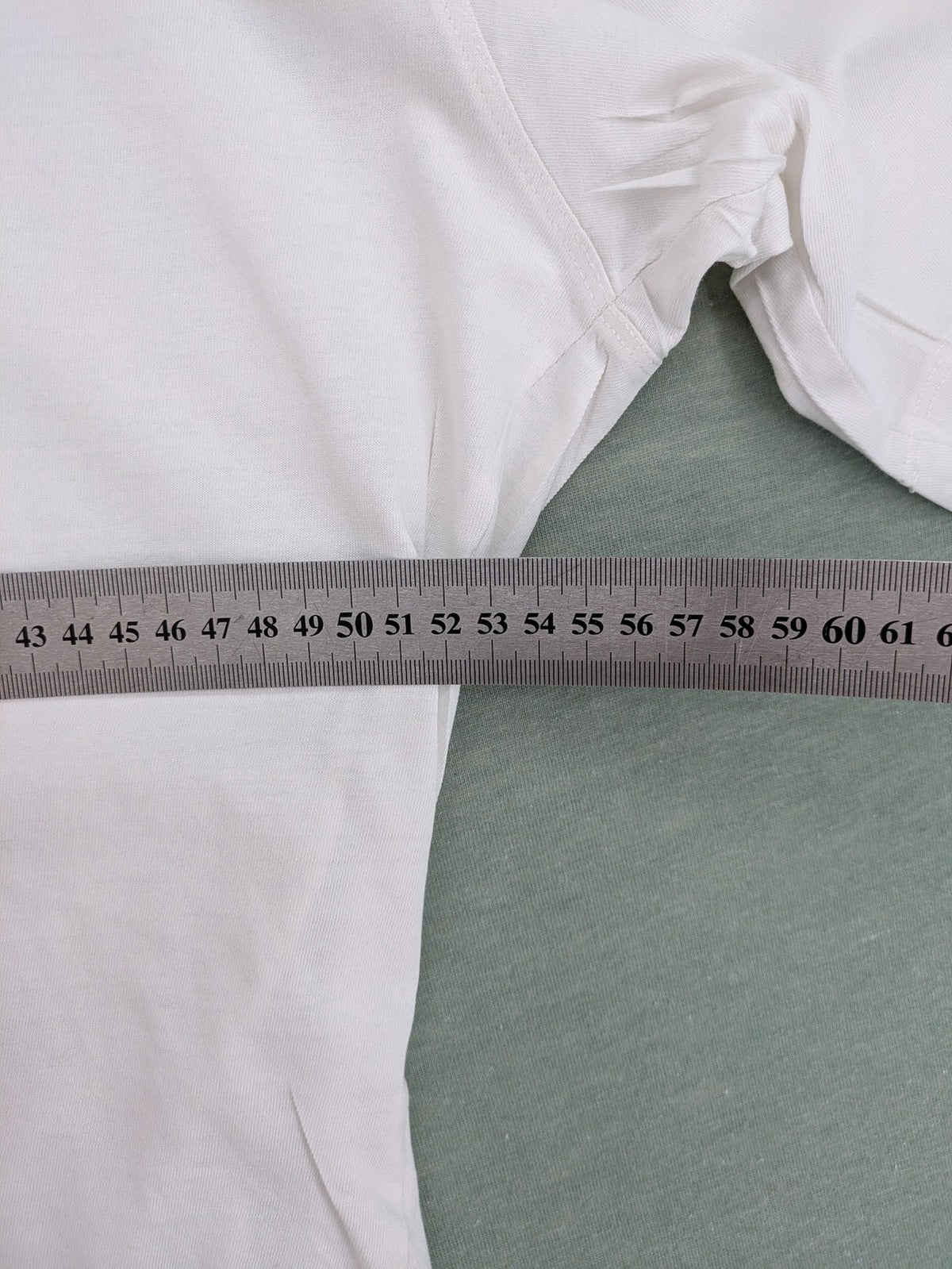 Hajo white short-sleeve t-shirt with subtle logo embroidery and side slits.