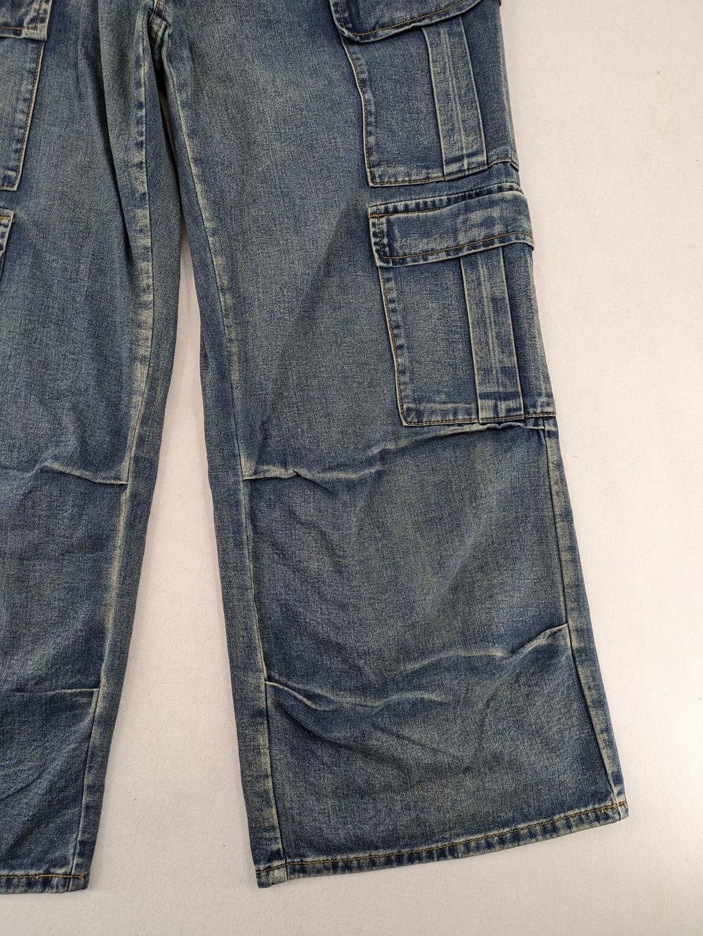 Baggy blue straight jeans wide leg with cargo pockets and elastic waistband.