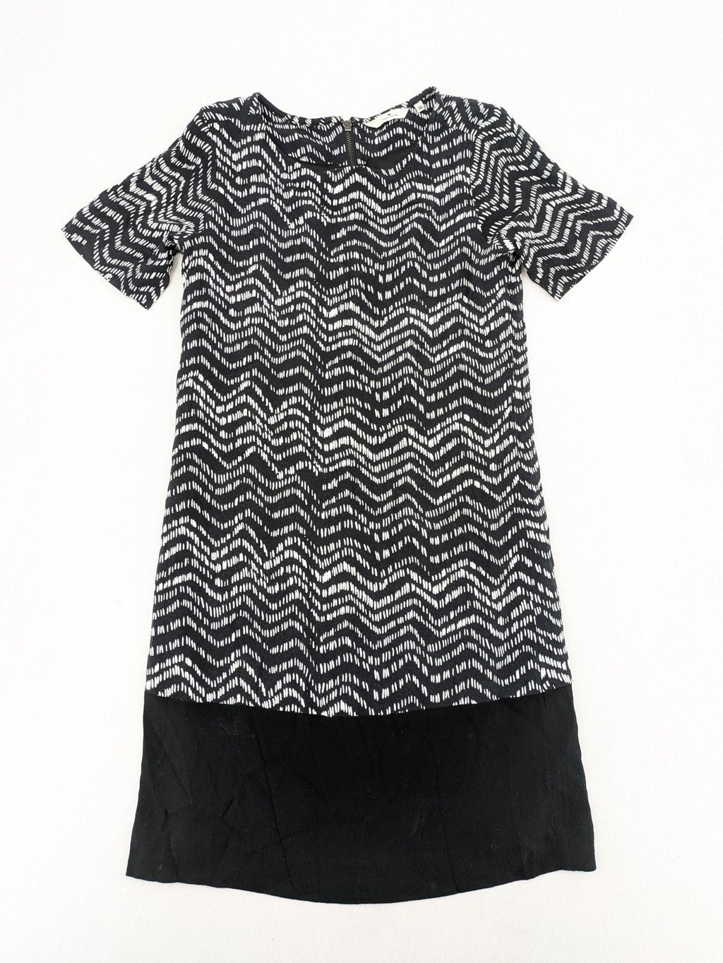 Tom Tailor black and white patterned dress with short sleeves and zigzag design.