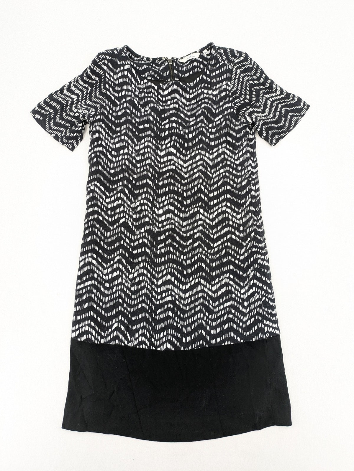 Tom Tailor black and white patterned dress with short sleeves and zigzag design.
