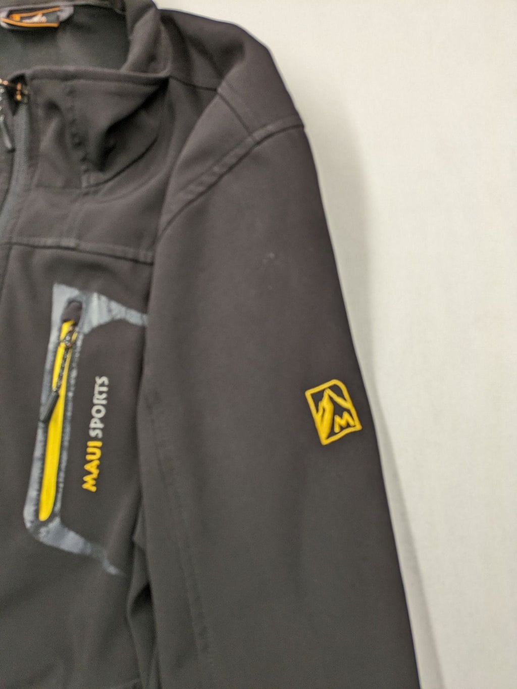 Maui Sports grey softshell jacket XL with contrasting yellow zipper and multiple pockets.