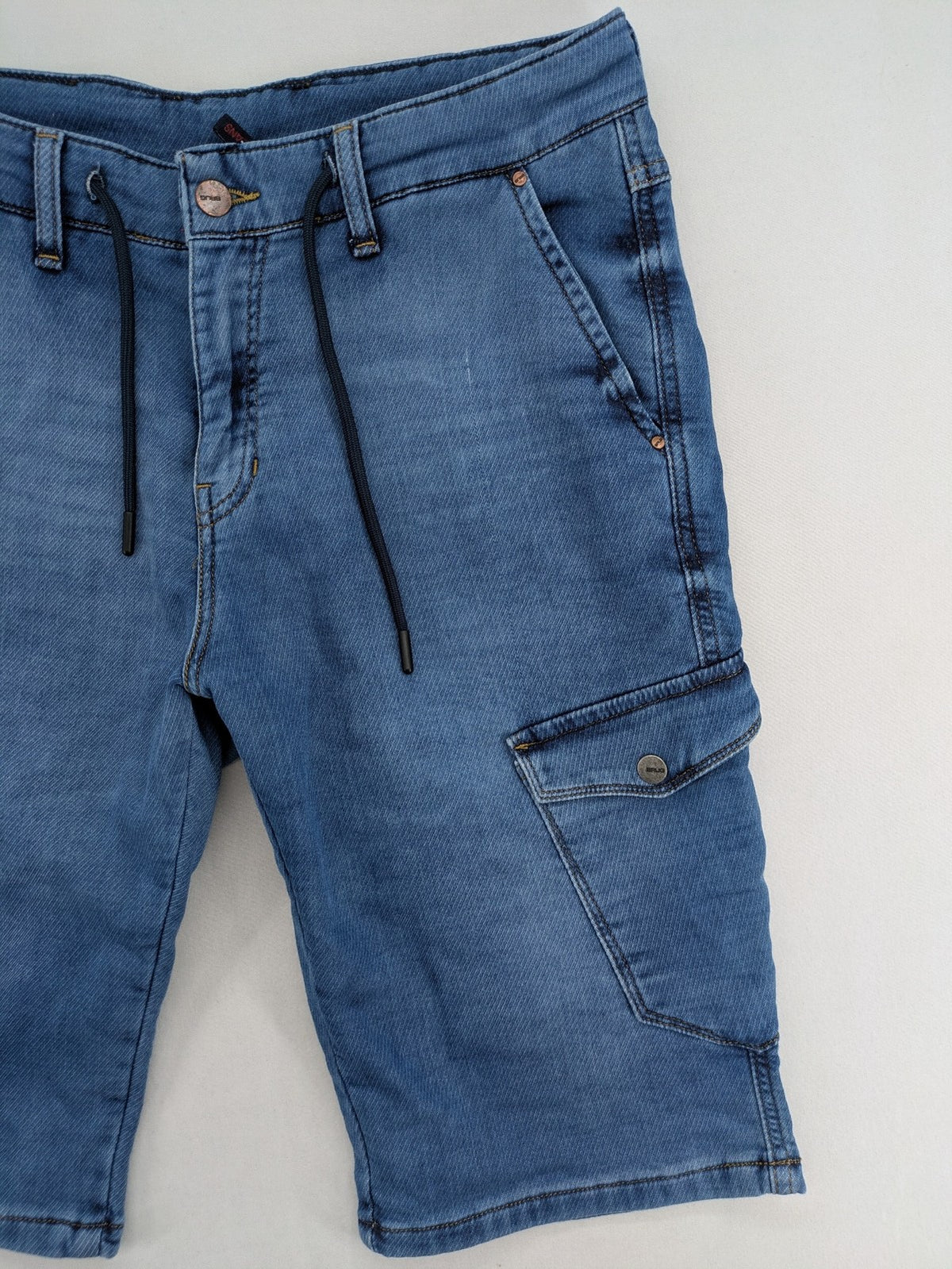 Herren blue denim cargo shorts with adjustable drawstring and multiple buttoned side pockets.