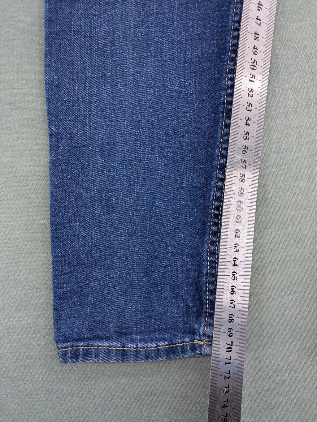 H&M blue skinny jeans with distressed knee details and classic 5-pocket design.
