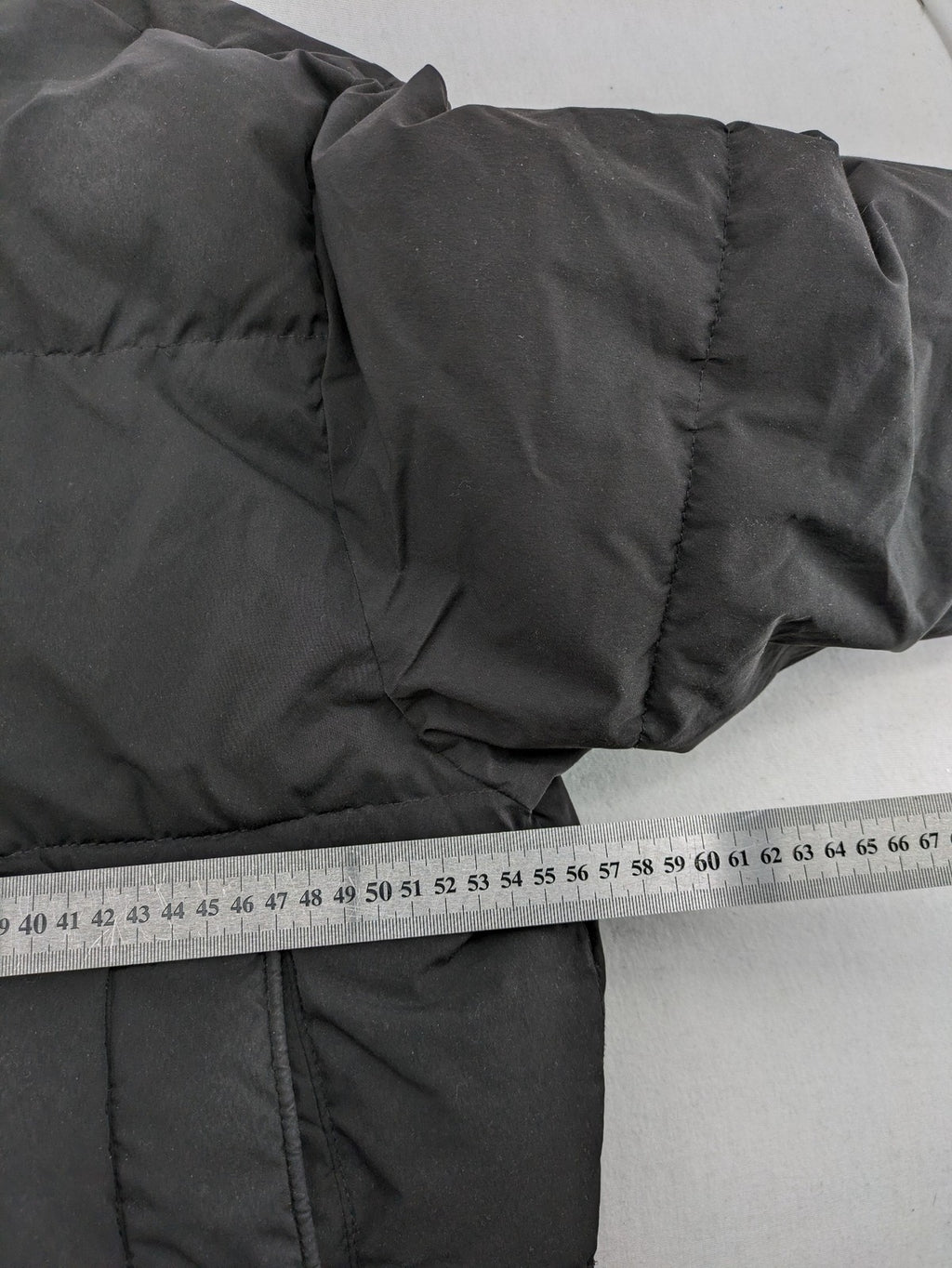Pull&Bear black puffer coat with high collar, fleece lining, and quilted design.