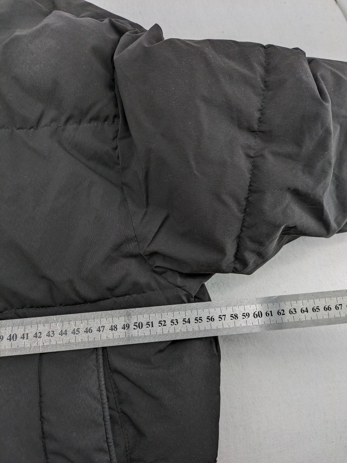 Pull&Bear black puffer coat with high collar, fleece lining, and quilted design.