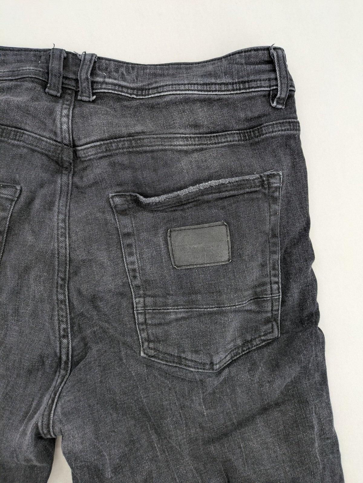 Zara slim fit jeans grey washed with distressed details and frayed hem.