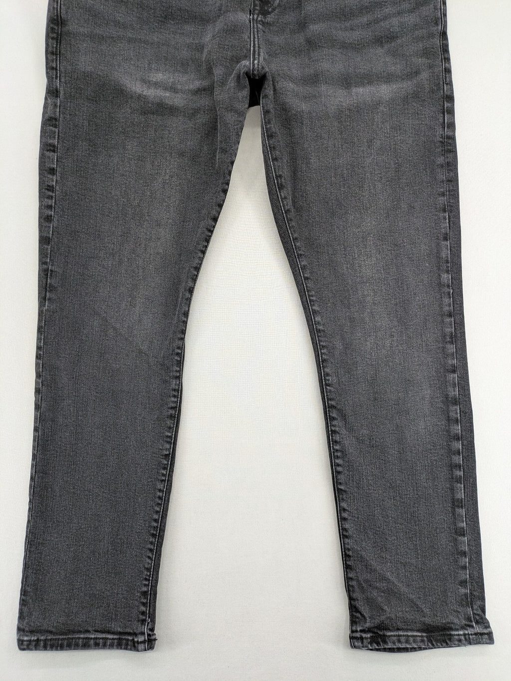 LTB blue straight jeans with classic 5-pocket design and low-rise slim fit.