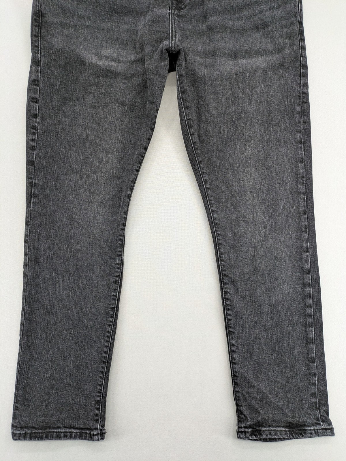 LTB blue straight jeans with classic 5-pocket design and low-rise slim fit.