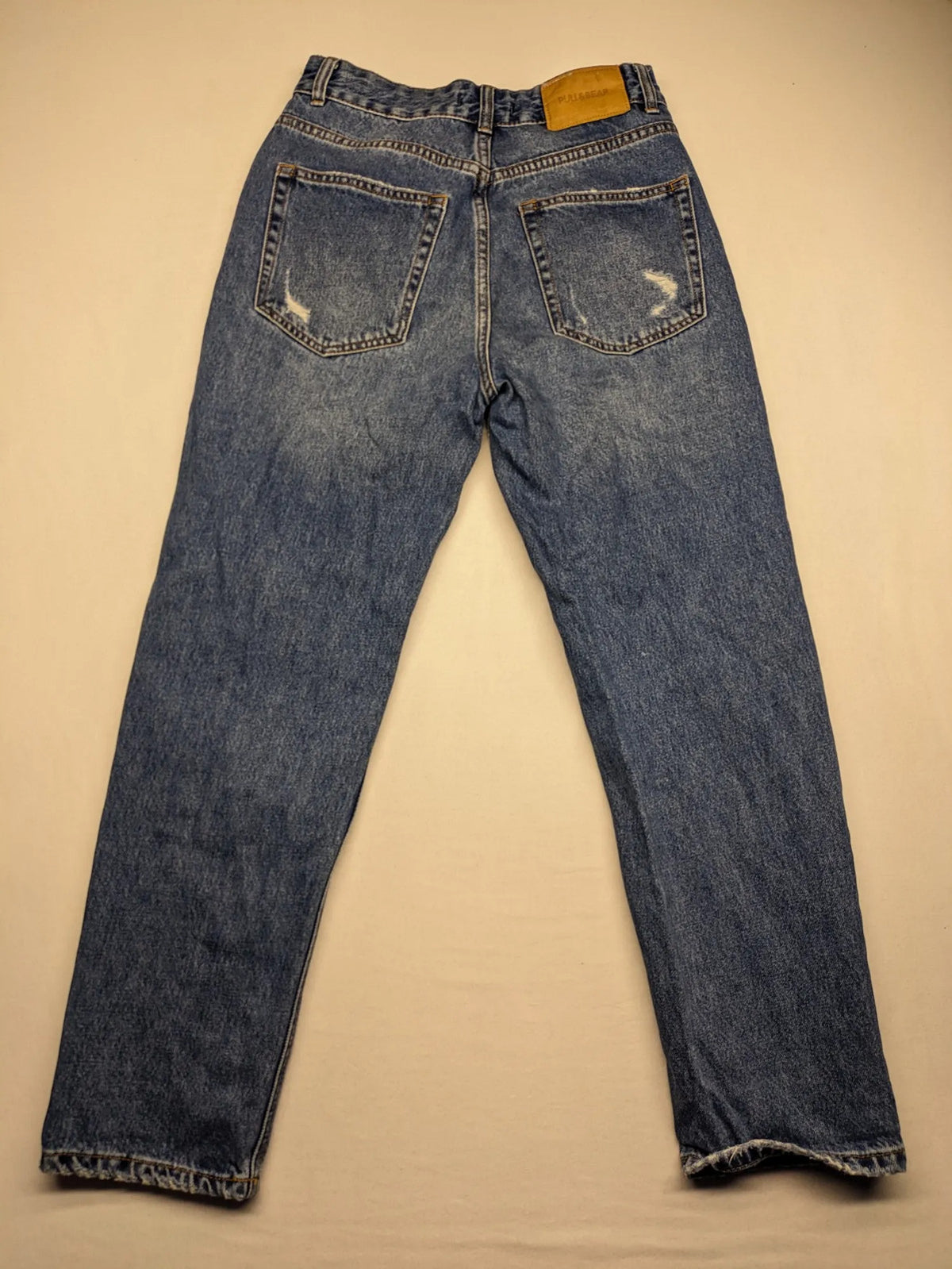Pull&Bear blue mom jeans high-waist with distressed rips and 100% cotton fabric.