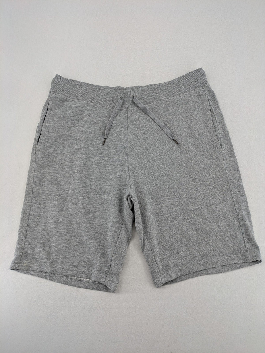 Crivit grey sweatshorts XL with elastic waistband and side pockets, cotton blend material.